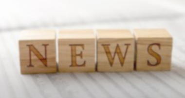 4 Holzwürfel mit Schriftzug "News"