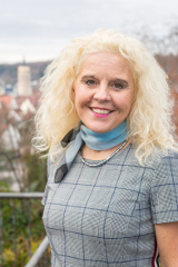 © Landratsamt Zollernalbkreis Frau, lockiges schulterlanges blondes Haar, Bluse mit Halstuch