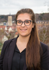 © Landratsamt Zollernalbkreis Frau, langes braunes Haar, Brille, Bluse und Blazer