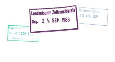 Bild: drei rechteckige Stempel mit Datum in unterschiedlichen Farben. Der grüne Stempel ist links im Hintergrund angeordnet und schlecht lesbar, lediglich das Datum mit 27. September ist zu erkennen. Der violette Stempel steht in der Mitte und trägt den Schriftzug Landratsamt Zollernalbkreis mit dem Datum 24. September 1983. Der blaue Stempel ist rechtsangeordnet trägt den Schriftzug Kreisarchiv und das Datum 18. April 2023.