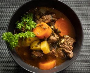 Rindergulasch auf einem Teller angerichtet