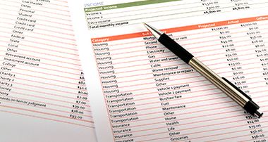 © Shutterstock / crazystocker, Titel: 153371624 Informationsblätter, ein Kugelschreiber