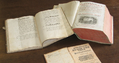 Bild: Blick auf drei alte Bücher auf einem Tisch