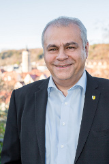 Mann, graues kurzes Haar, Hemd und Jacket