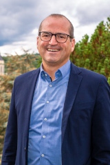 © Landratsamt Zollernalbkreis Mann, kurzes schwarzes Haar, Brille, Hemd und Jacket