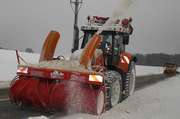 Schneefräse der Straßenmeisterei im Winterdiensteinsatz