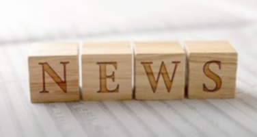 Vier Holzwürfel mit den einzelnen Buchstaben des Wortes News.