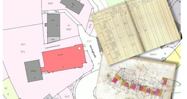 Eine Collage, bestehend aus einer Liegenschaftskarte, auf der Gebäude eingezeichnet sind sowie alte Pläne von Grundstücken.