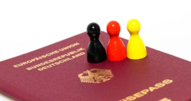 Quelle: Fotolia, Datei#91017064, Urheber blende11.photo Deutscher Reisepass mit 3 Spielkegeln schwarz rot gold