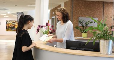 © Landratsamt Zollernalbkreis Empfangsdame hilft einer Bürgerin
