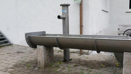 Ein Trinkwasserbrunnen vor einem Gebäude