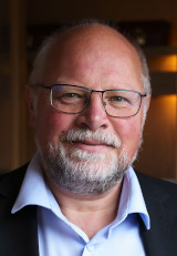 Mann, graus kurzes Haar, Brille