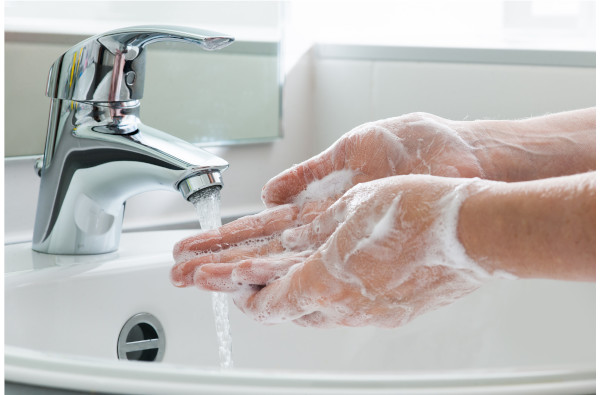 Handwaschbecken mit waschenden Händen