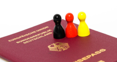 Quelle: Fotolia, Datei#91017064, Urheber blende11.photo Deutscher Reisepass mit 3 Spielkegeln schwarz rot gold