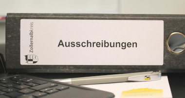 Ordner mit der Aufschrift "Ausschreibungen"