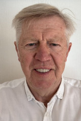 Mann, weißes Haar, Hemd