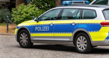 Quelle: Fotolia, Datei#205549486, Urheber Gunar Deutsches Polizeiauto auf der Straße