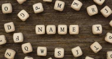 Das Wort Name ist auf Würfel geschrieben