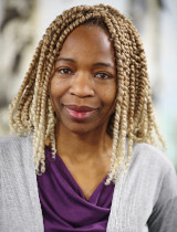 © Landratsamt Zollernalbkreis Dunkelhäutige Frau, Mittellanges Haar mit Jacke und Bluse