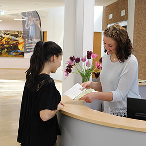 Besucherin an der Information