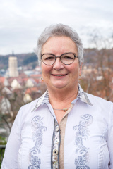Frau, graues Haar, Brille, Hemdbluse