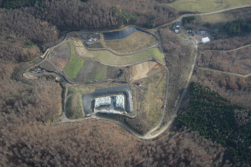 © Luftbild Brugger, Nr. 110039 C - 110054 C Gelände des Abfallwirtschaftszentrums Hechingen inmitten von Wälder