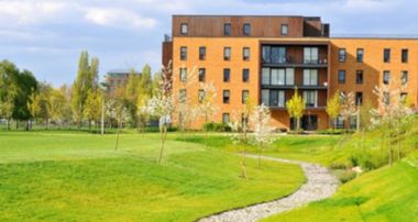 Quelle: Fotolia, Datei #83389485, Urheber Lucian Milasan Heim mit Parkanlage