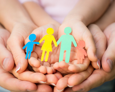 Hände mit einer Familienmitglieder aus Papier