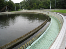 Nachklärbecken mit Ablauf