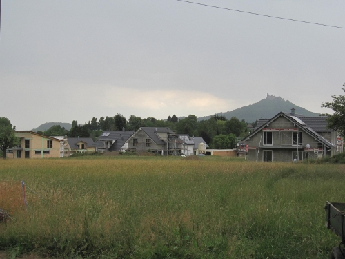 © Bauamt/Landratsamt Zollernalbkreis Grüne Wiese, Wohnhäuser im Rohbau, Burg Hohenzollern im Hintergrund