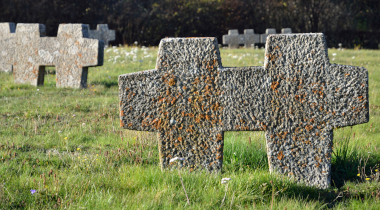 Bild: Doppelkreuze auf dem KZ-Friedhof in Bisingen