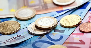 © Shutterstock / Gena96, Titel: 113303317 Geldscheine, Münzen