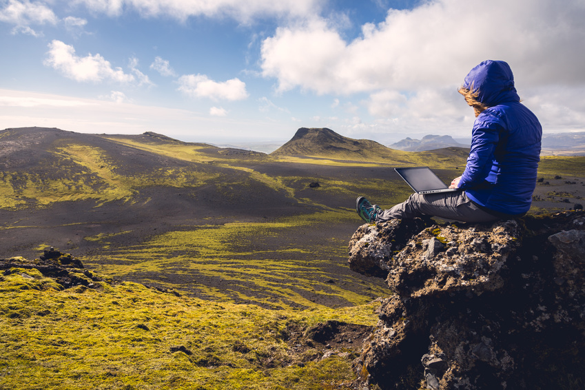© Mallmo; Quelle: Fotolia, Datei #161393223 Woman sitting on a cliff with the laptop