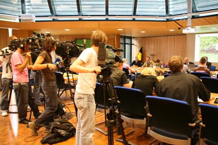 Pressevertreter mit Kameras und Mikrofonen im Sitzungssaal des Landratsamts