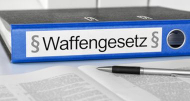Quelle: Fotolia, Datei# 129651823, Urheber Zerbor Aktenordner mit der Beschriftung Waffengesetz